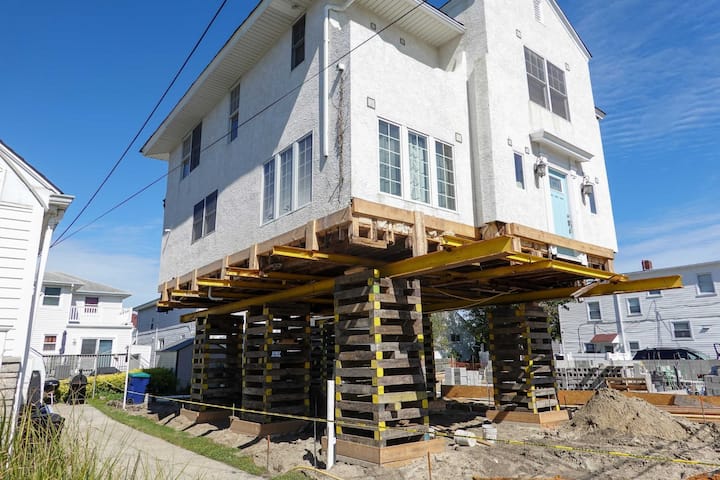 A team of professionals using specialized equipment to raise a house in Santa Clara, preparing it for elevation and renovation